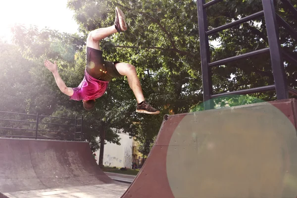 Parkour, deporte de gimnastas freerun — Foto de Stock