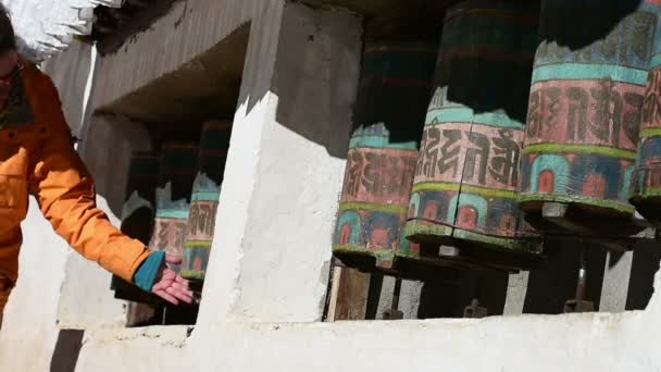 龙门转动祷告轮子在纳姆泽巴扎尔. — 图库视频影像