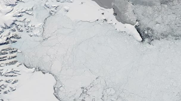 Ледник со льдом тает. Вид с воздуха. Некоторые графики предоставлены НАСА — стоковое видео