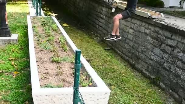 Parkour, deporte de gimnastas freerun . — Vídeo de stock