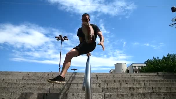 Parkour, freerun gymnasts άθλημα. Απρόσκοπτη βρόχου. — Αρχείο Βίντεο