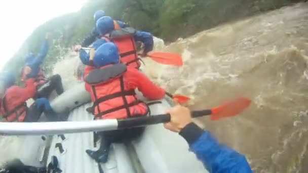 Rafting como deporte de equipo extremo y divertido . — Vídeo de stock