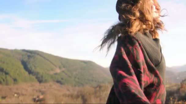 Vrouw dansen en genieten van de zonsondergang — Stockvideo