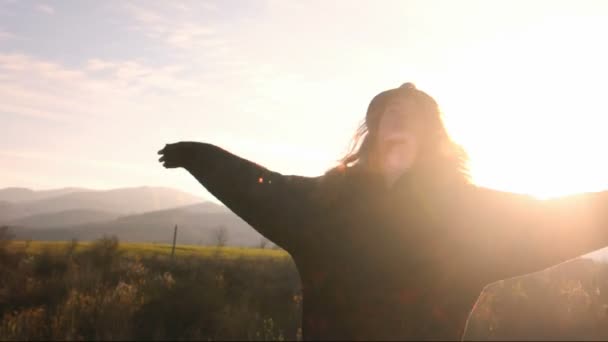 Vrouw dansen en genieten van de zonsondergang — Stockvideo