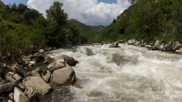 Spływ rzeką jest sport extreme i zabawy. Rozpryskiwania się w whitewater. Przejdź pro klip. — Wideo stockowe