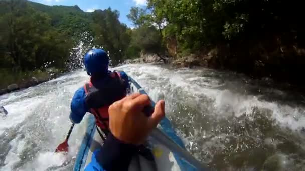 Baraka. Rio Rafting como esporte extremo e divertido. Espalhando a água branca . — Vídeo de Stock