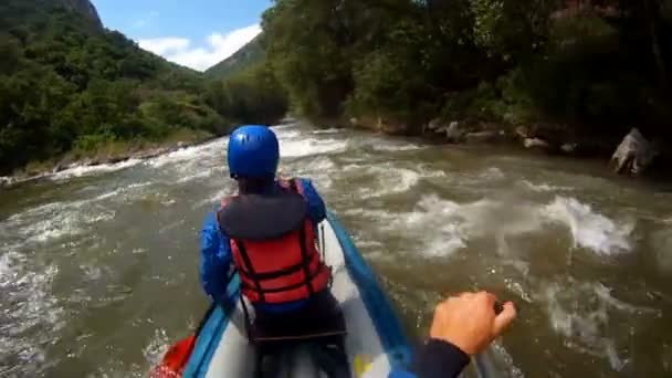 Baraka. Rafting fluvial comme sport extrême et amusant . — Video