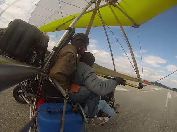 Hängegleiten Tandemlandung. Drachenfliegen als Extrem- und Funsport. — Stockvideo