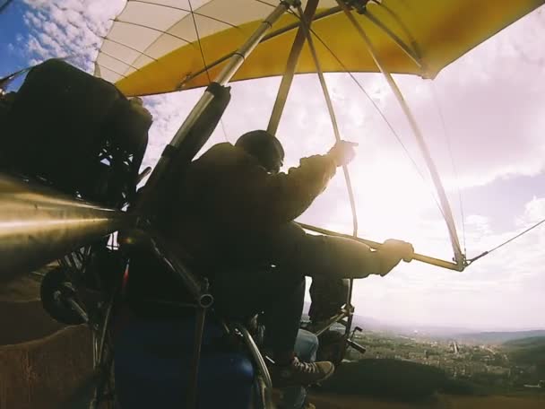 Pendure a aterrissagem em tandem. Pendurar Gliding como esporte extremo e divertido . — Vídeo de Stock