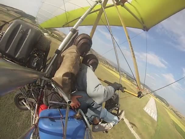 Hängflygning tandem landning. Hang Gliding som extrem och rolig sport. — Stockvideo