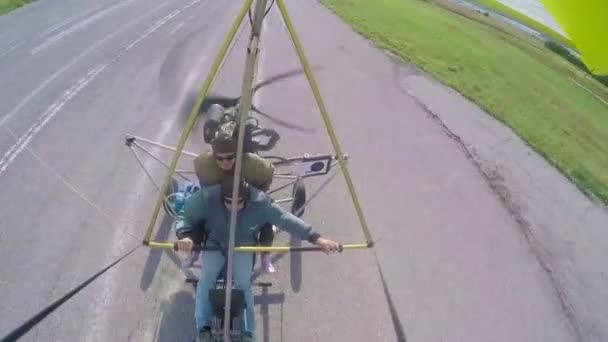 Deltavliegen tandem landing. Hang zweefvliegen als extreme en leuke sport. — Stockvideo