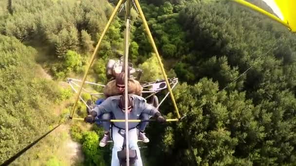 Pendure a aterrissagem em tandem. Pendurar Gliding como esporte extremo e divertido . — Vídeo de Stock