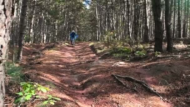 Vélo comme sport extrême et amusant. Vélo de descente .