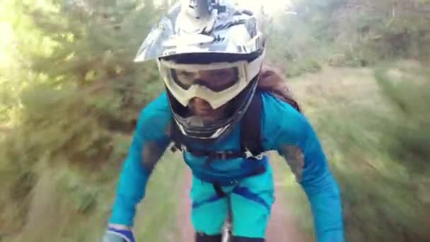 Andar de bicicleta como esporte extremo e divertido. Bicicleta downhill . — Vídeo de Stock