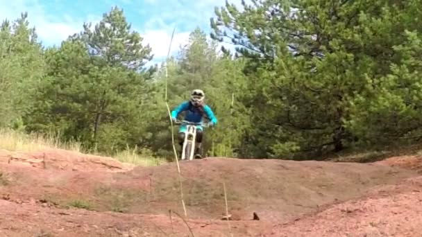 Fietsen als extreme en leuke sport. Downhill fietsen. — Stockvideo