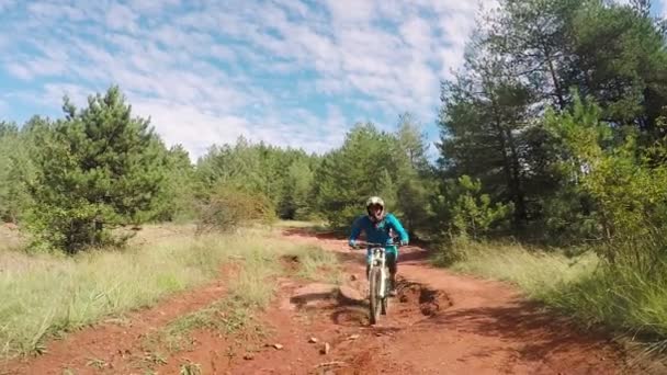 El ciclismo como deporte extremo y divertido. Ciclismo cuesta abajo . — Vídeos de Stock