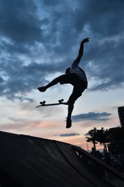 Eğlenceli ve aşırı spor olarak kaykay. Bir şehir skate Park bir hile yaparak kaykaycı.