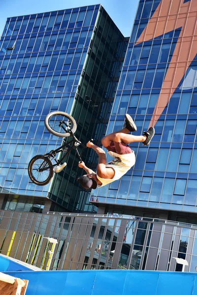 BMX sport jumping na pozadí města. Kole jako extrémní a zábavný sport. — Stock fotografie