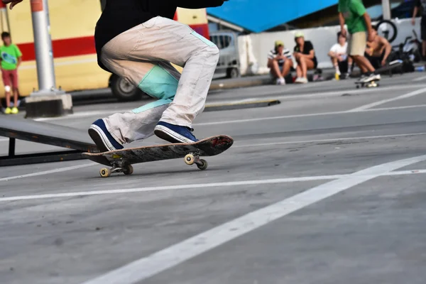 Skate como esporte extremo e divertido. Skateboarder fazendo um truque em um parque de skate da cidade . — Fotografia de Stock