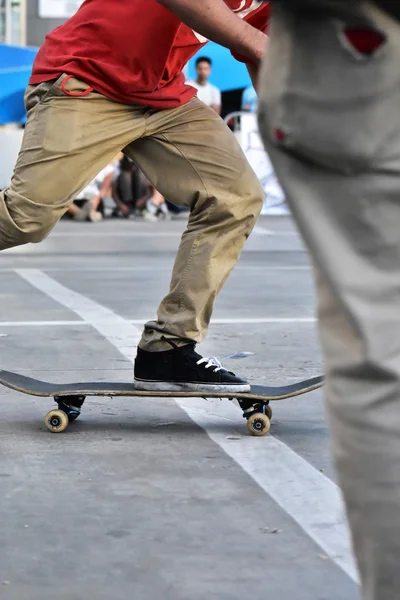 Skateboard come sport estremo e divertente. Skateboarder fare un trucco in una città skate park . — Foto Stock