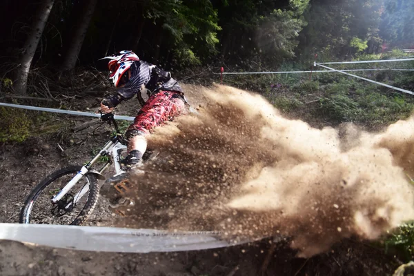 Sportovní závod Mountain biker extreme a zábavy z kopce sledovat. Úvodní špína. — Stock fotografie