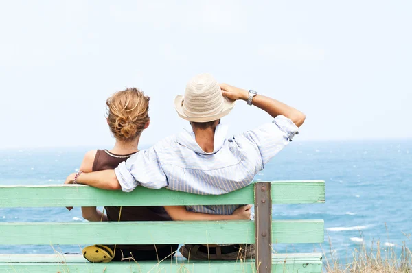 Young cople looking at sea view — Stock Photo, Image