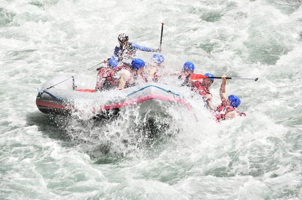 Volteando la balsa — Foto de Stock