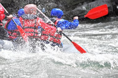 Eğlenceli ve aşırı spor olarak Nehri Rafting