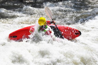 Beyaz su eğlenceli ve aşırı spor olarak Kayak