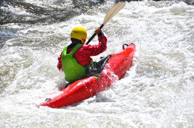 Beyaz su eğlenceli ve aşırı spor olarak Kayak