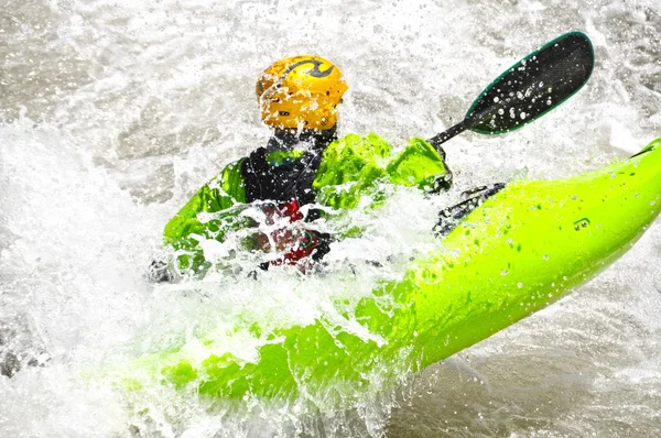 Beyaz su eğlenceli ve aşırı spor olarak Kayak — Stok fotoğraf