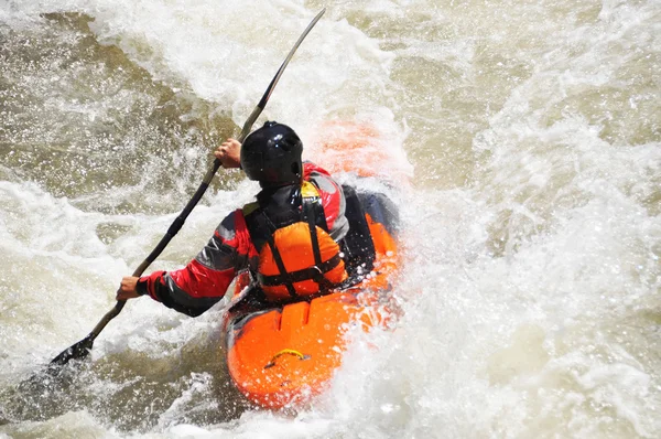 Kajakpaddling som extrem och rolig sport — Stockfoto