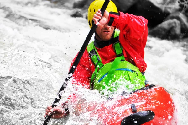 Beyaz su eğlenceli ve aşırı spor olarak Kayak — Stok fotoğraf