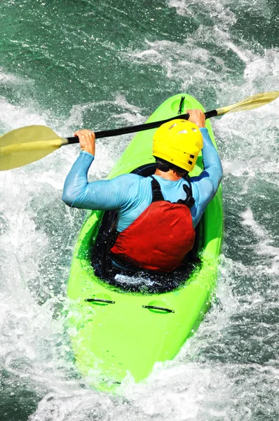 Wildwasser-Kajakfahren als Extrem- und Funsport — Stockfoto