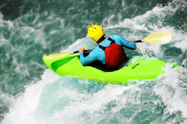Wildwasser-Kajakfahren als Extrem- und Funsport — Stockfoto