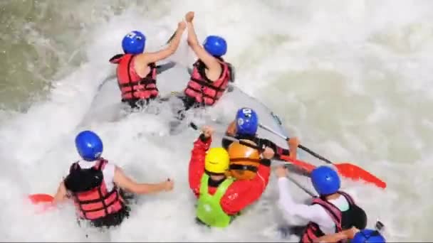 River Rafting som extrem och rolig sport — Stockvideo