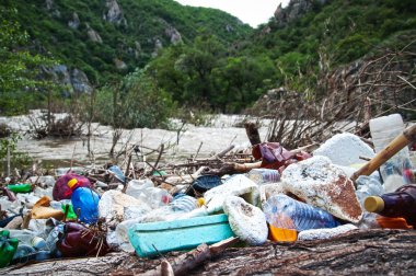 Yasadışı ladfill nehir ve orman