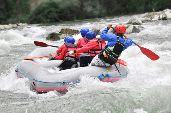 Eğlenceli ve aşırı spor olarak Nehri Rafting — Stok fotoğraf