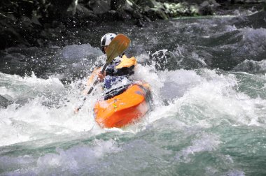 Beyaz su eğlenceli ve aşırı spor olarak Kayak