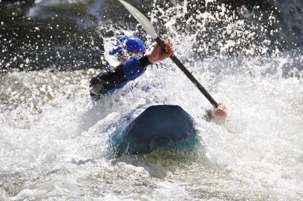 Wildwasser-Kajakfahren als Extrem- und Funsport — Stockfoto