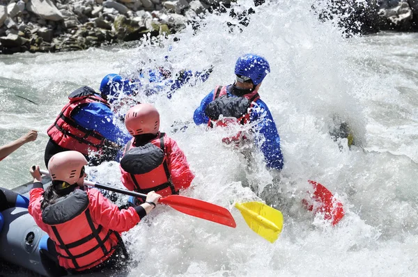 Rafting ποταμών ως ακραία και διασκεδαστικό άθλημα — Φωτογραφία Αρχείου