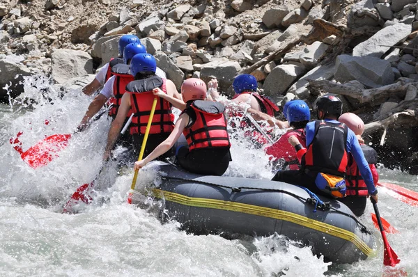 Spływ rzeka jako ekstremalne i zabawy sportowe — Zdjęcie stockowe