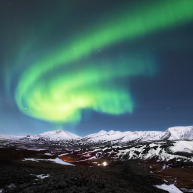 Kuzey ışıkları fjords İzlanda'yukarıda