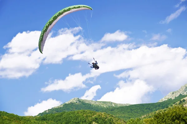 Paragliding as extreme and fun sport — Stock Photo, Image