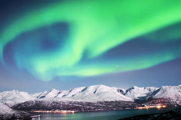 Kuzey ışıkları yukarıda Kuzey Norveç Fiyordları