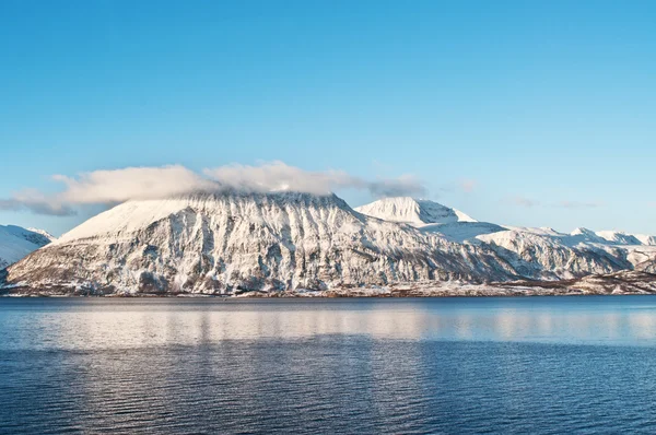 Paisagem de fiordes de inverno, capturada no norte da Noruega — Fotografia de Stock