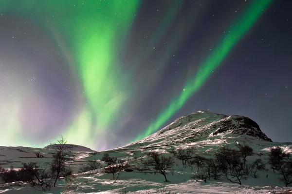 Aurora Borealis nad górskim wzgórzu. Zrobione w pobliżu Skibon, Norwa — Zdjęcie stockowe