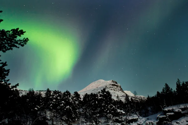 Luci settentrionali sopra la cima della montagna — Foto Stock