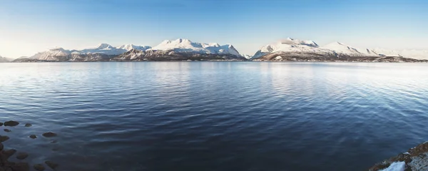 海にノルウェーのフィヨルドの高解像度パノラマ。1x2.5 比 — ストック写真