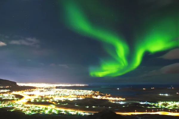 Luces boreales sobre Reikiavik Islandia — Foto de Stock